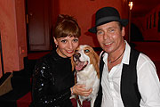 Nach der umjubelten Premiere: Viola Wedekind und Jacques Breuer mit Hund Pippa (gFoto. Gaby Hildenbrndt)